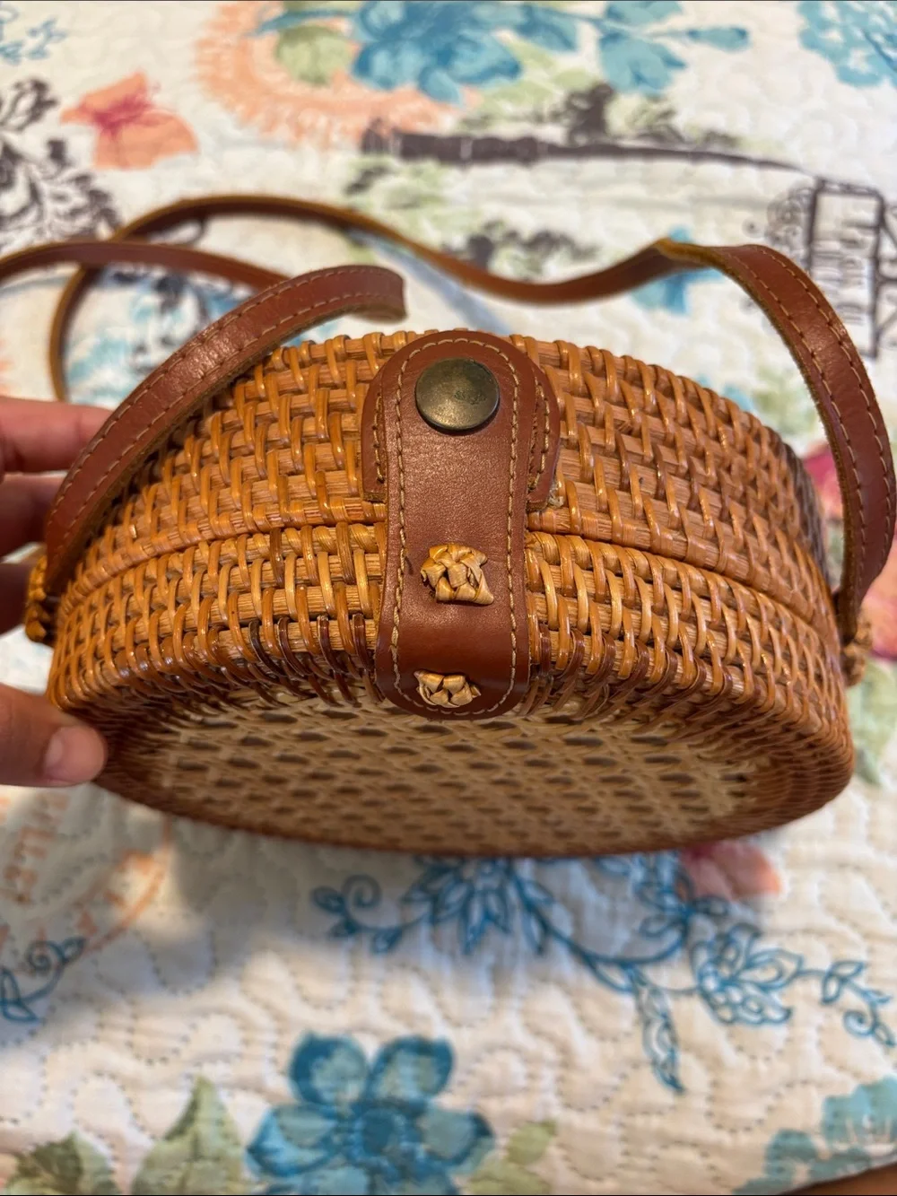 N/A handwoven round